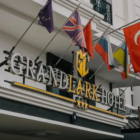 Grand Lark Hotel