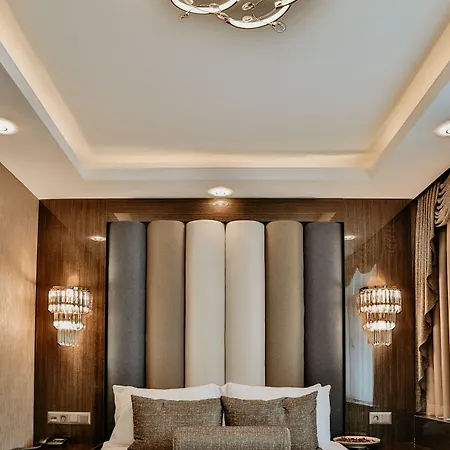 Grand Lark Hotel