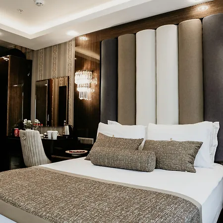 Grand Lark Hotel