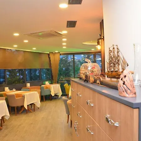 Hotel Grand Lark 3*
