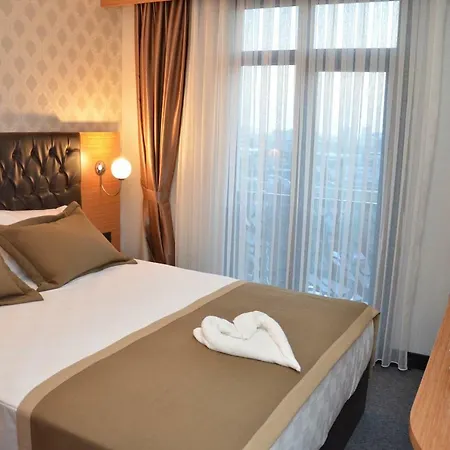 Hotel Grand Lark 3*